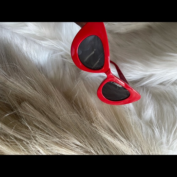 Red Large Frame Cat eye Sunglasses - Picture 4 of 5